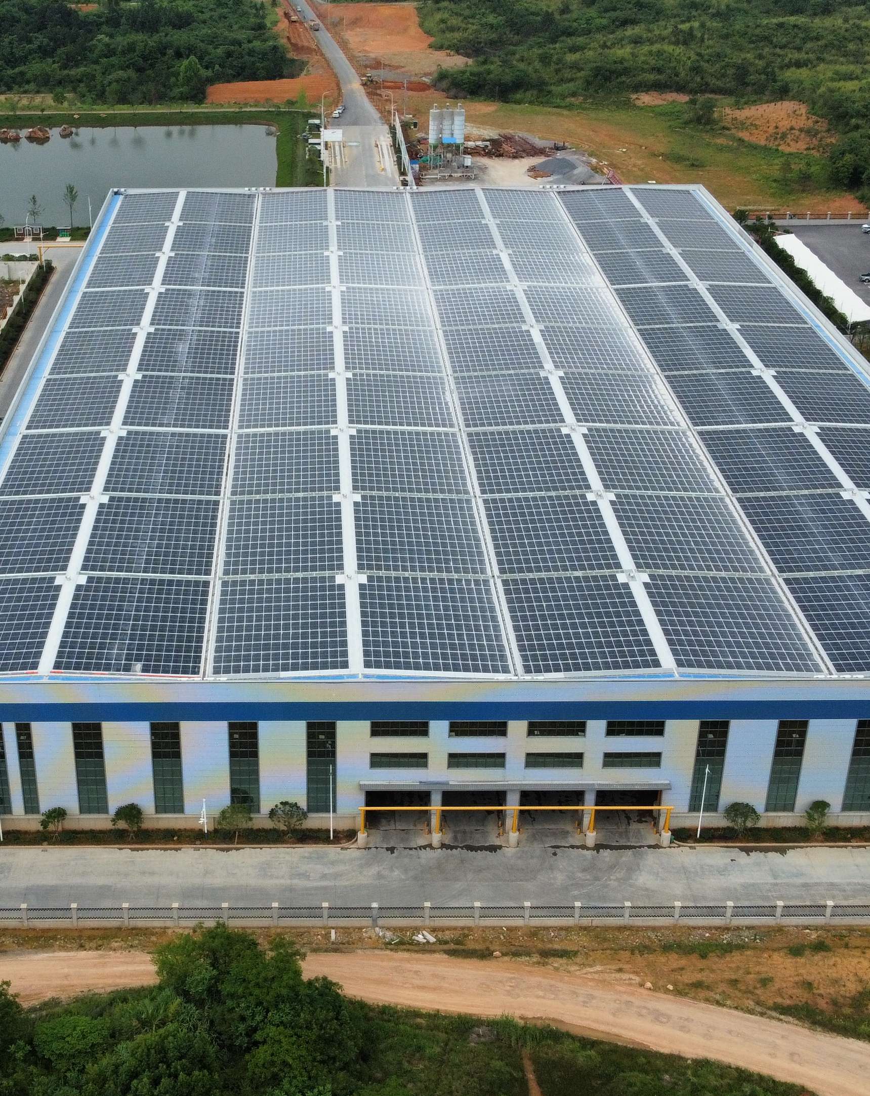 2022年4月，，，，安徽池州汇成物资4MW光伏发电BIPV项目，，，，年发电约400万度，，，，知足约40%用电需求.jpg